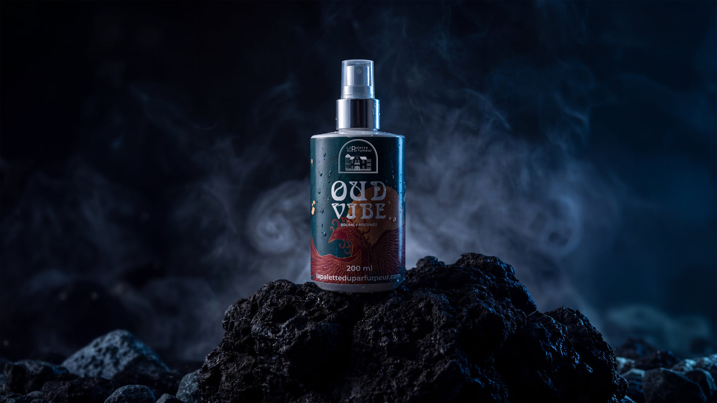 Brume parfumée Oud Vibe de La Palette du Parfumeur avec flacon élégant et vaporisateur, évoquant des notes d'oud sophistiquées.