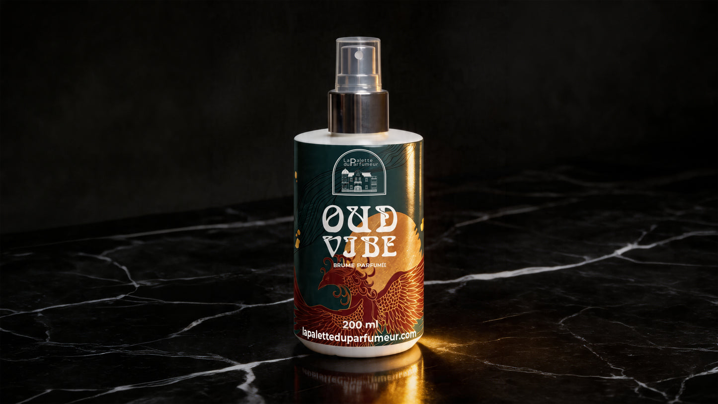 
                  
                    Brume parfumée Oud Vibe de La Palette du Parfumeur, flacon élégant avec vaporisateur, mettant en valeur un parfum aux notes orientales.
                  
                